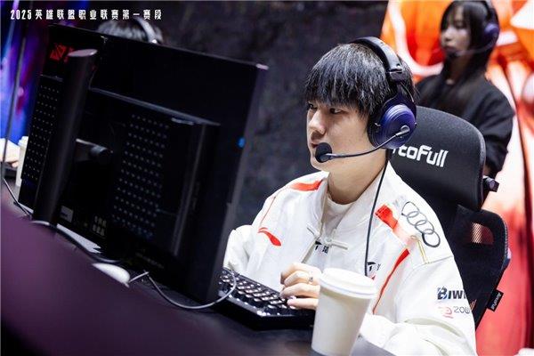 026年英雄联盟职业联赛 为玩家带来超凡体验瓦力棋牌试玩无畏竞巅峰！傲风携手2025-2(图3)