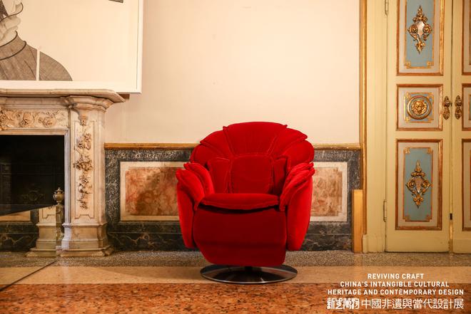 以东方非遗美学破圈让世界看见中国家具文化的力量！瓦力棋牌游戏左右沙发亮相意大利「新生万物米兰展」(图2)