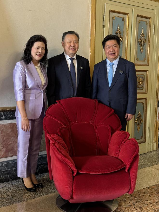 以东方非遗美学破圈让世界看见中国家具文化的力量！瓦力棋牌游戏左右沙发亮相意大利「新生万物米兰展」(图4)