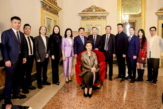 以东方非遗美学破圈让世界看见中国家具文化的力量！瓦力棋牌游戏左右沙发亮相意大利「新生万物米兰展」(图6)